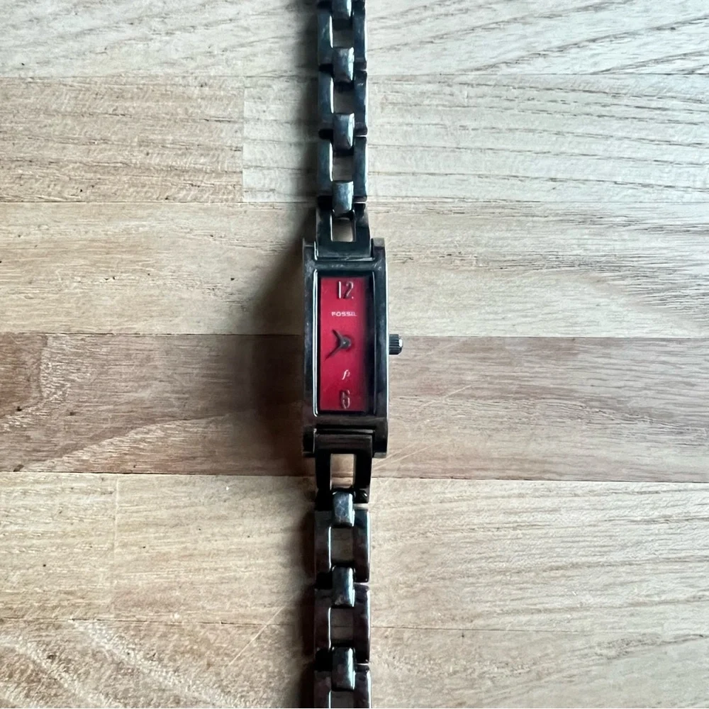 Fossil f2 ladies rectangular red dial stainless steel bracelet watch NEW BATTERY - Picture 4 of 7